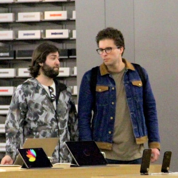 Em shopping, Thiago Fragoso estava visitando uma loja de aparelhos eletrônicos