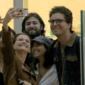 Thiago Fragoso e Mariana Vaz posaram para selfie com Júlia Rabello, Fernanda Rodrigues e mais amigos