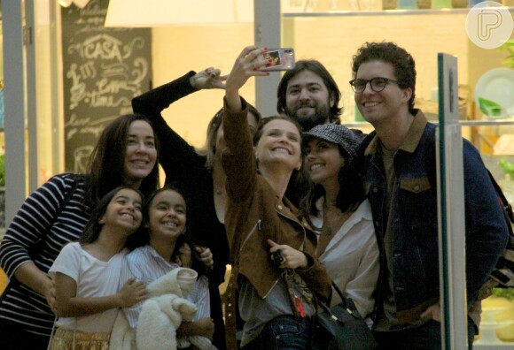 Thiago Fragoso e Mariana Vaz posaram para selfie com Júlia Rabello, Fernanda Rodrigues e mais amigos