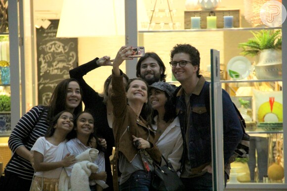 Thiago Fragoso e Mariana Vaz encontram com amigos em shopping e posam para selfie