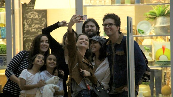 Hora da selfie! Thiago Fragoso e Mariana Vaz fazem foto em encontro com famosas