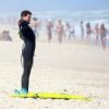 Cauã Reymond curtiu o sol deste domingo, 17 de agosto de 2014, na praia da Barra da Tijuca, na Zona Oeste do Rio. Assim que estacionou seu carro, o ator colocou o macacão de neoprene e correu para o mar. Antes de ir embora, o pai de Sofia ainda posou para uma selfie com uma fã