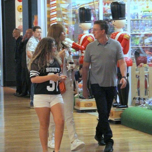 Ana Furtado curte passeio em família no shopping Village Mall, na Barra da Tijuca, zona oeste do Rio de Janeiro, neste domingo, 30 de outubro de 2018