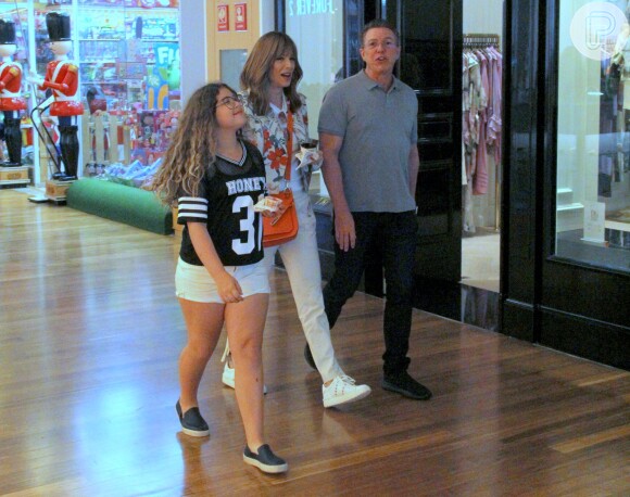 Ana Furtado curte passeio em família no shopping Village Mall, na Barra da Tijuca, zona oeste do Rio de Janeiro, neste domingo, 30 de outubro de 2018