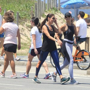 Patrícia Poeta caminha no calçadão da praia de Ipanema, no Rio de Janeiro, acompanhada de amiga