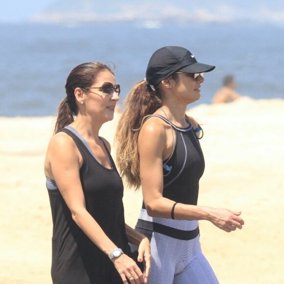 Patrícia Poeta caminha no calçadão da praia de Ipanema, no Rio de Janeiro, em 30 de setembro de 2018