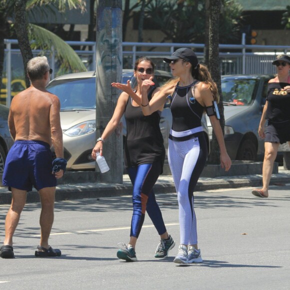 Patrícia Poeta é fotografada caminhando acompanhada de amiga