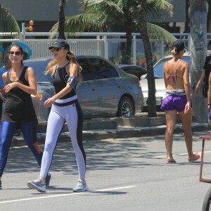 Patrícia Poeta caminha no calçadão da praia de Ipanema, no Rio