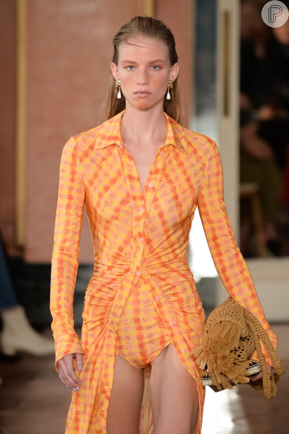 O maiô aparece com a mesma estampa do vestido na coleção de verão da Altuzarra, que desfilou na Semana de Moda de Paris no dia 29 de setembro de 2019