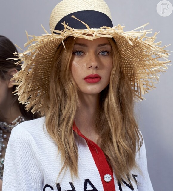 Chapéu de palha é uma aposta da Chanel para o verão 2019