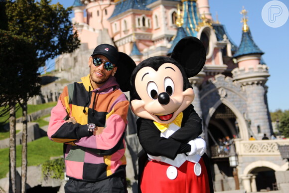 Neymar posou com o Mickey Mouse na Disney Paris