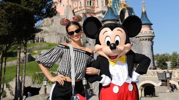 Bruna Marquezine elege look sporty com cropped ombro a ombro na Disney Paris