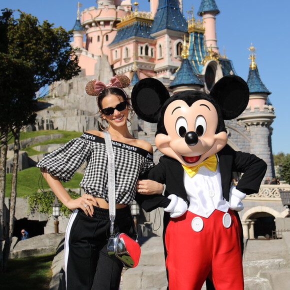 Bruna Marquezine investiu em look sporty para ir à Disney Paris neste domingo, 30 de setembro de 2018