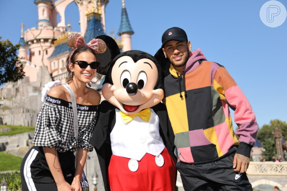 Bruna Marquezine usou cropped ombro a ombro e pantalona esportiva na Disney Paris