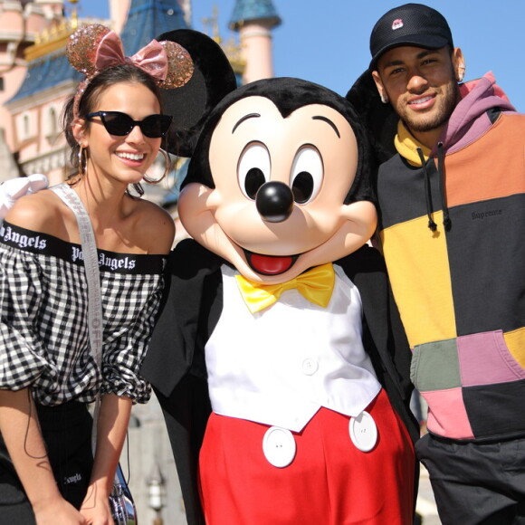 Bruna Marquezine usou cropped ombro a ombro e pantalona esportiva na Disney Paris