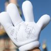Neymar autografou a mão do Mickey Mouse na passagem pela Disney Paris