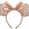 Bruna Marquezine usou orelinhas da Minnie em rosé gold na Disney Paris