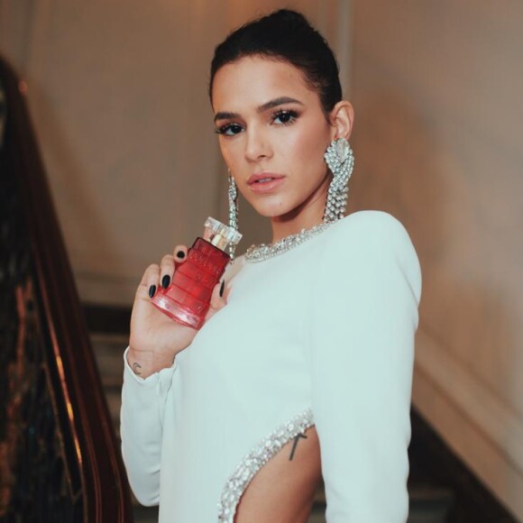 Bruna Marquezine escolheu um look branco da estilista italiana Alessandra Rich com maxibrincos