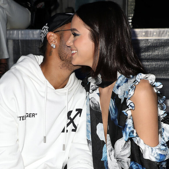 Marquezine e Neymar prestigiaram o desfile da marca Off-White na Paris Fashion Week