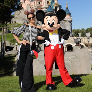 Bruna Marquezine, no fim de semana, curtiu a Disneyland Paris com look sporty