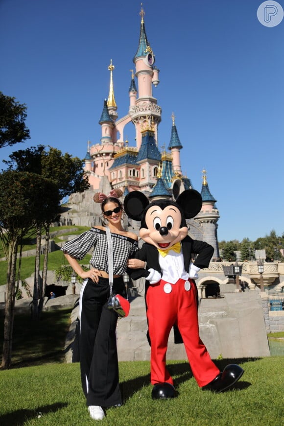 Bruna Marquezine, no fim de semana, curtiu a Disneyland Paris com look sporty