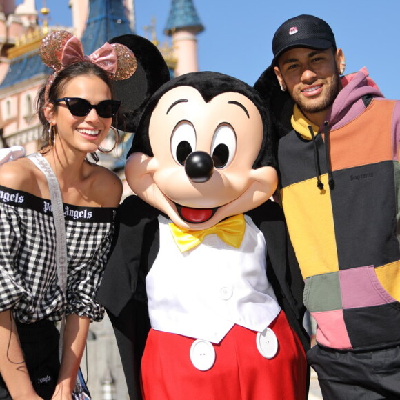 Bruna Marquezine curtiu o parque de diversão com o namorado, Neymar