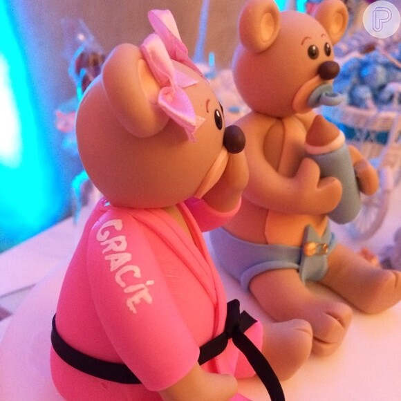 Uma ursinha da decoração do chá de bebê veste um kimono rosa igual ao de Kyra Gracie