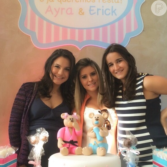 Kyra Gracie posa ao lado da designer de festas Vivian Vargas e da irmã Raphaela Witt