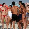 Rodrigo Simas, Agatha Moreira, Bruna Griphão e Marcos Pitombo se divertiram na praia da Barra da Tijuca