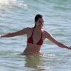 Agatha Moreira se diverte em dia de praia com amigos no Rio de Janeiro