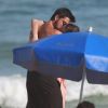 Rodrigo Simas e Agatha Moreira se abraçam em tarde de praia no Rio de Janeiro