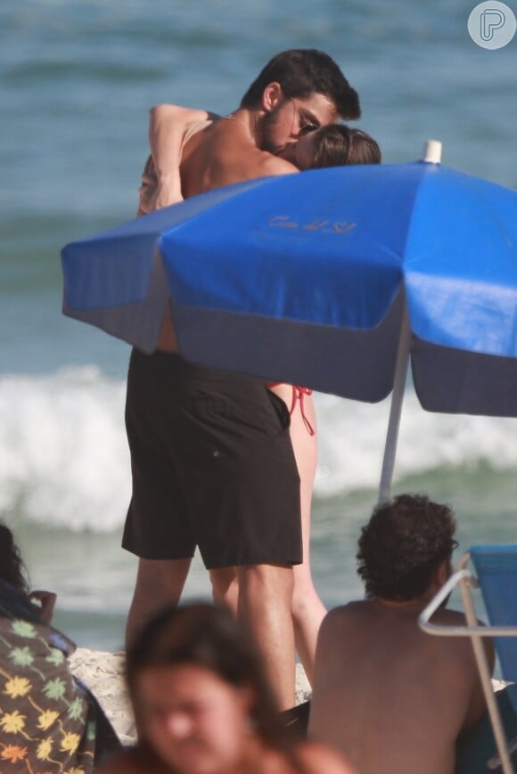 Rodrigo Simas e Agatha Moreira se abraçam em tarde de praia no Rio de Janeiro