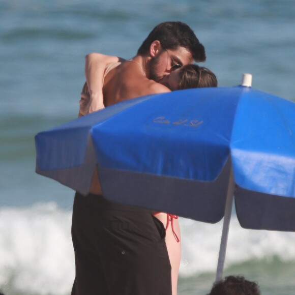 Rodrigo Simas e Agatha Moreira se abraçam em tarde de praia no Rio de Janeiro