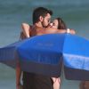 Agatha Moreira ganha beijo na bochecha de Rodrigo Simas em dia de praia