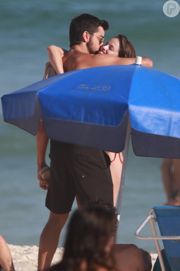 Agatha Moreira ganha beijo na bochecha de Rodrigo Simas em dia de praia