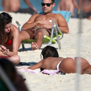 Agatha Moreira conversa com Bruna Griphão em dia de praia no Rio de Janeiro