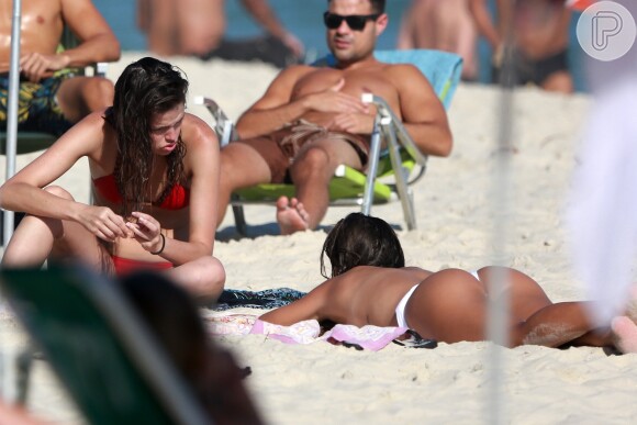 Agatha Moreira conversa com Bruna Griphão em dia de praia no Rio de Janeiro