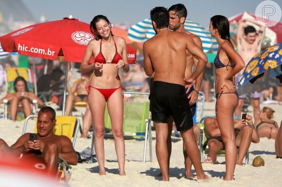 Rodrigo Simas, Agatha Moreira e mais atores de 'Orgulho e Paixão' se divertem em praia após o término da novela