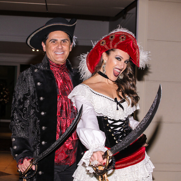 César Filho e a mulher, Elaine Mickely, no aniversário de 38 anos de Graciele Lacerda, nesta terça-feira, 2 de outubro de 2018