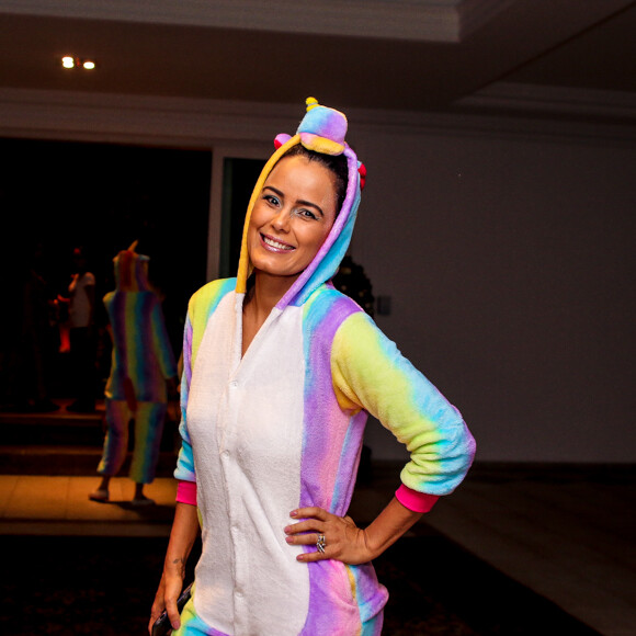 Luciele Di Camargo foi de unicórnio ao aniversário de 38 anos de Graciele Lacerda, nesta terça-feira, 2 de outubro de 2018