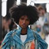 O cabelo crespo das tops de Louis Vuitton, que desfilou em Paris no dia 2 de outubro de 2018, mostrou modelos cacheadas e crespas com blacks supervolumosos