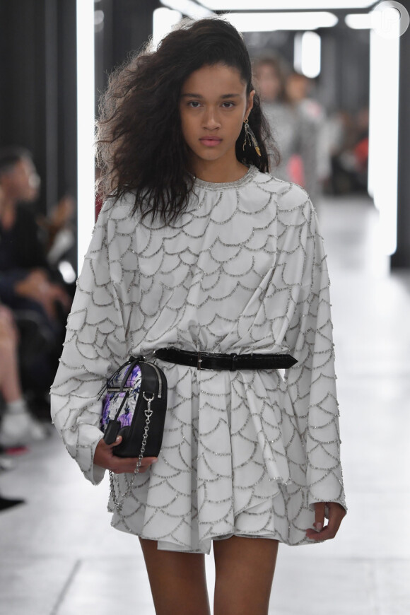 O desfile da Louis Vuitton na Semana de Moda de Paris teve grande parte das modelos com cabelo crespo e cacheado solto