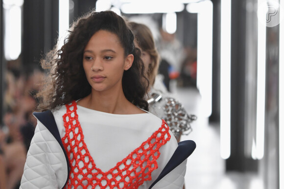 O penteado lateral das modelos cacheadas de Louis Vuitton pode ser aposta de look de festa para o verão