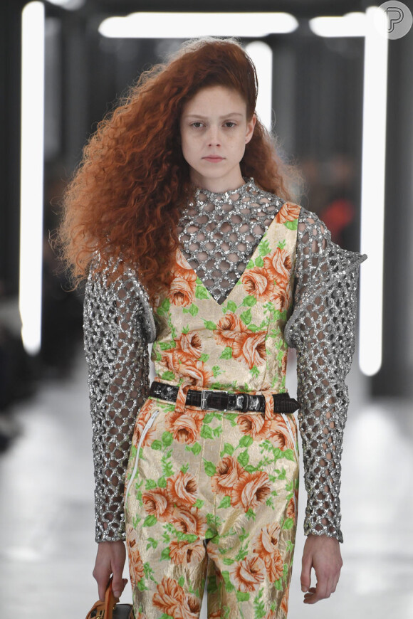 Louis Vuitton escolheu modelos cacheadas de todos os estilos: ruivas, loiras e castanhas desfilaram em Paris
