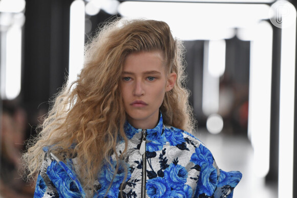 A pluralidade de Louis Vuitton nas passarelas de Paris também mostrou cabelos longos e cacheados de todas as cores