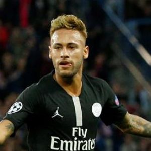 Neymar surge com novo visual em jogo do Paris Saint-Germain, na França, em 3 de outubro de 2018