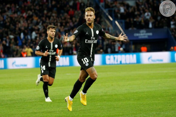 Neymar surge com novo visual em jogo do Paris Saint-Germain, na França, em 3 de outubro de 2018
