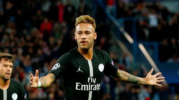 Neymar exibe topete loiro ao fazer três gols em jogo do Paris Saint-Germain