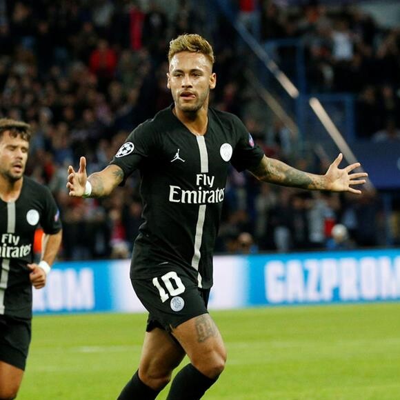 Neymar surge com novo visual em jogo do Paris Saint-Germain, na França, em 3 de outubro de 2018