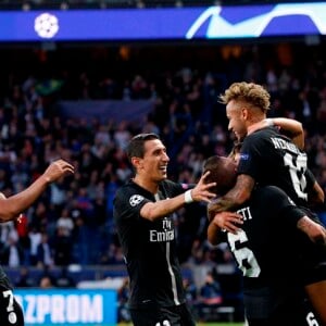 Neymar comemora gol com companheiros do Paris Saint-Germain